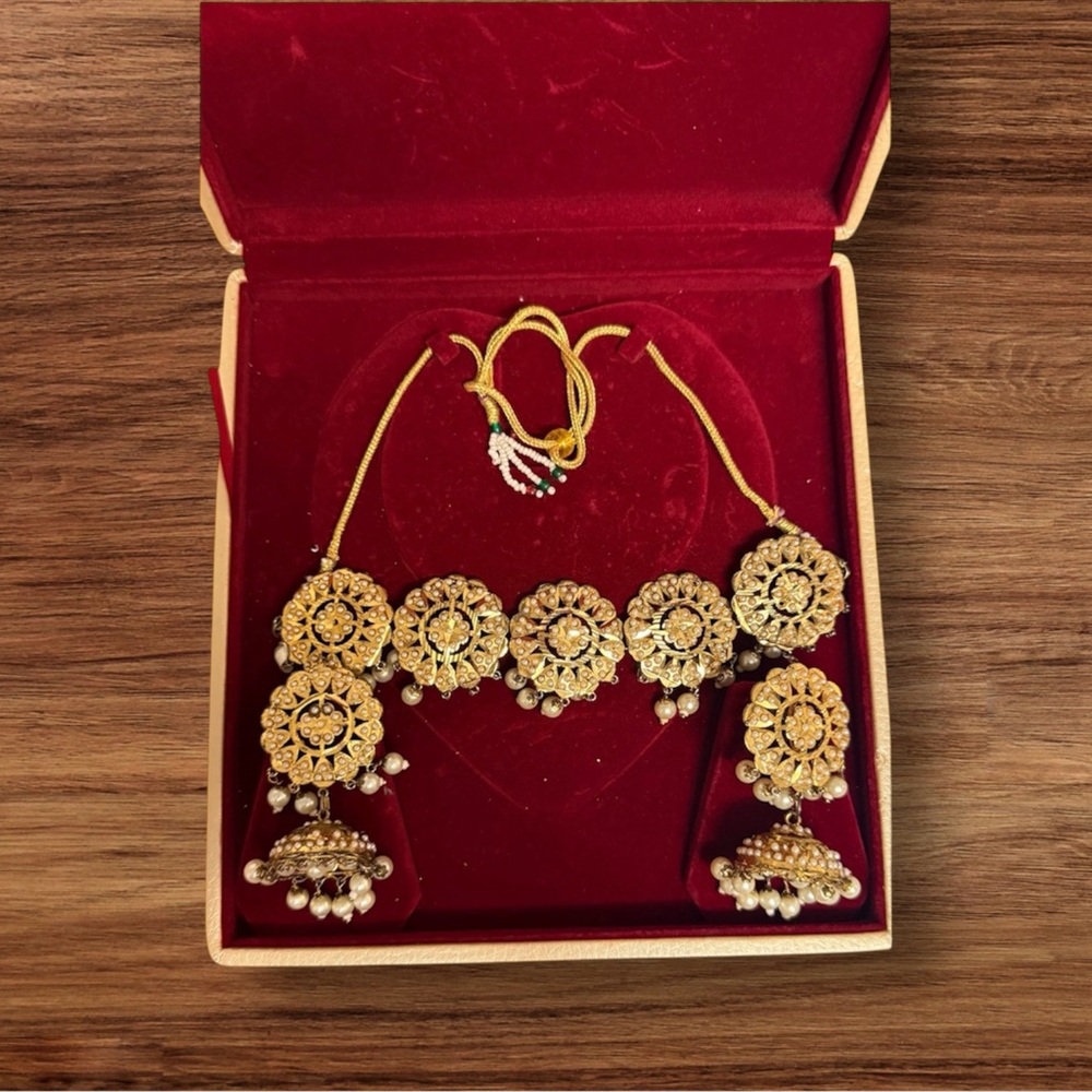 Elegant Gold Necklace Set